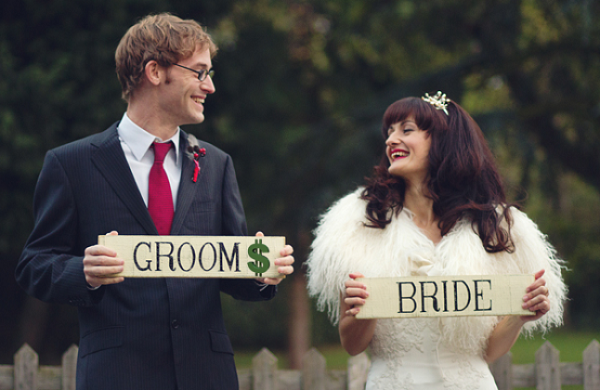 Bride and Groom : Who pays for wedding?