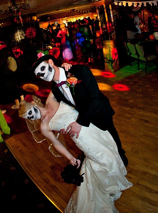 halloween-wedding-bride-groom