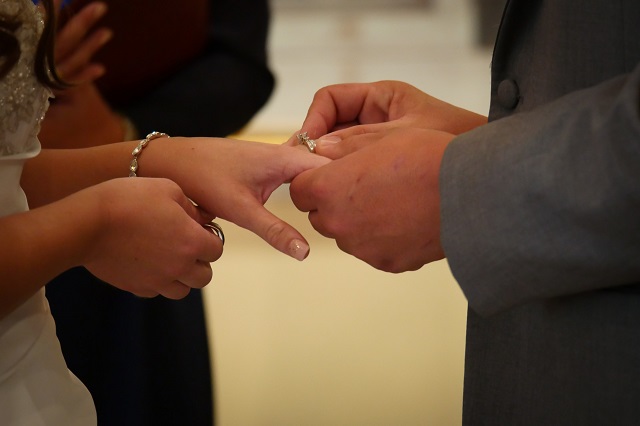 Florida wedding exchanging rings