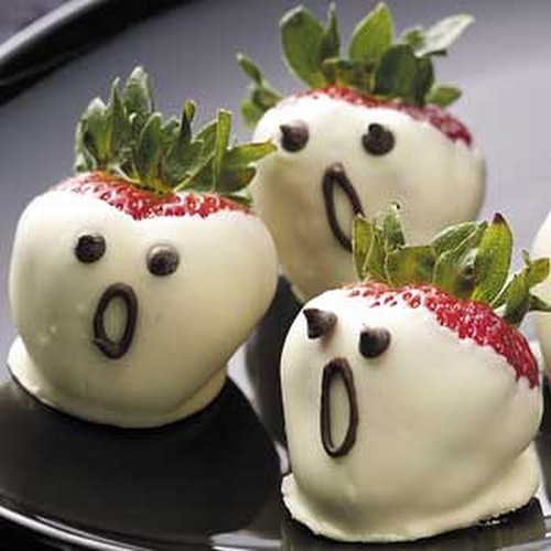 Halloween wedding food ghost strawberries