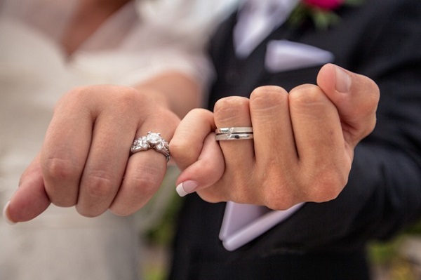 Engagement Ring vs. Wedding Ring: What's the Difference?