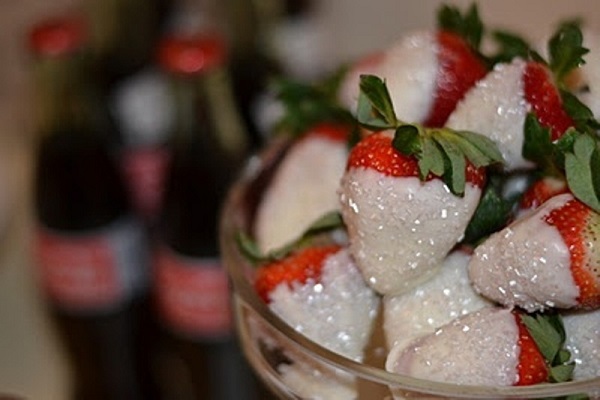 winter wedding desserts chocolate covered strawberries