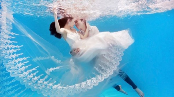 underwater-photography-wedding